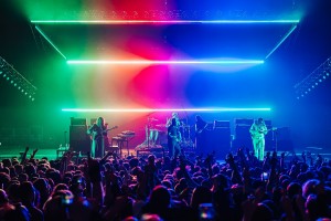 Ed Warren beleuchtet Idles-Tour mit GLP