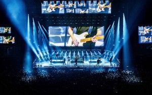 La Raíz return to the stage with Ayrton Cobra light show